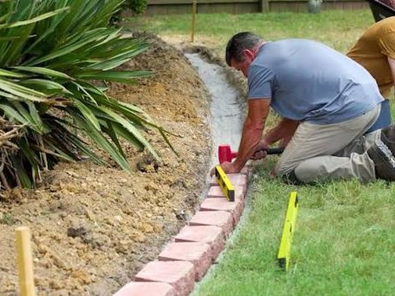 Segmental block retaining wall
